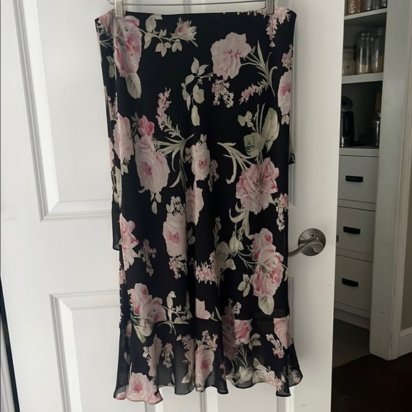 Chaps Black Floral Ruffle Midi Skirt size 8 - Picture 5 of 5